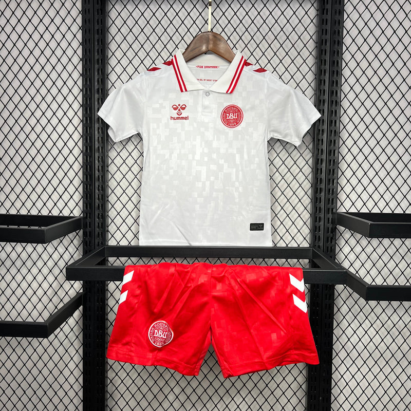 Kit Infantil Dinamarca Away 24/25 Hummel Unissex - Branco e Vermelho