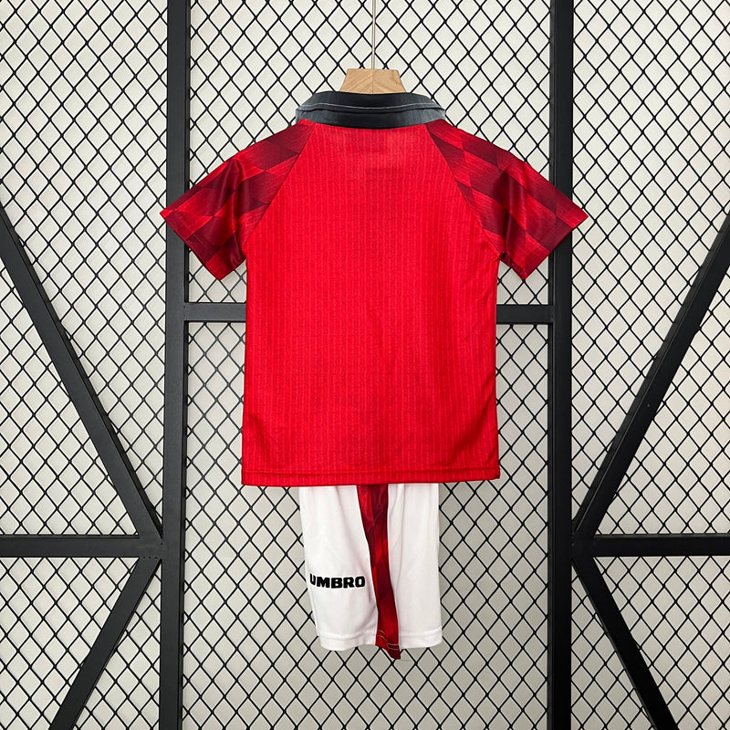 Kit infantil Manchester United Retrô Home 1996 Unissex Umbro  -  Vermelho