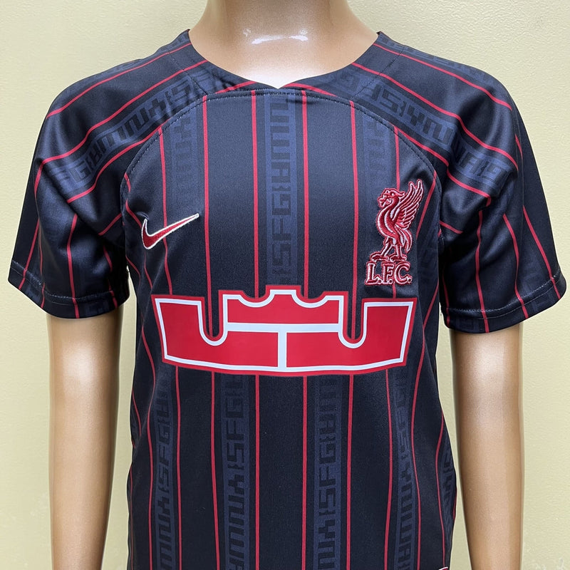 Kit Infantil Liverpool Colab Lebron James 23/24 Camisa + Shorts Nike Unissex - Preto