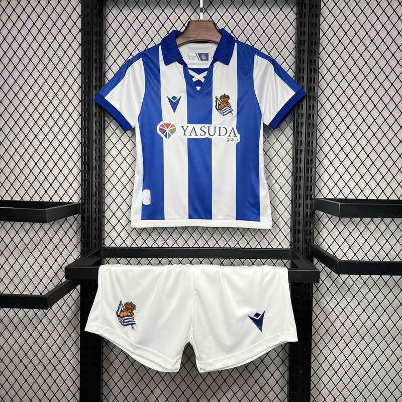 Kit Infantil Real Sociedad Home 24/25 Unissex Macron - Branco e Azul