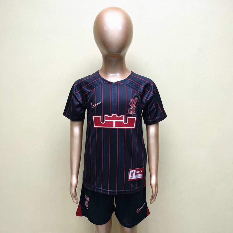 Kit Infantil Liverpool Colab Lebron James 23/24 Camisa + Shorts Nike Unissex - Preto