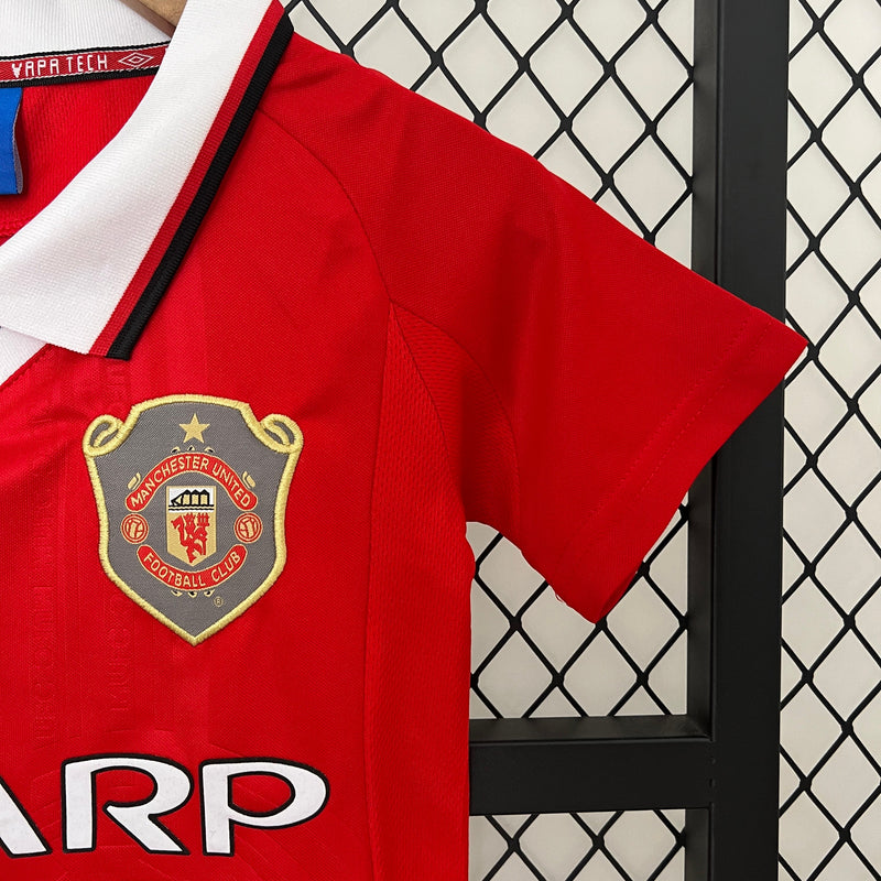 Kit infantil Manchester United Retrô Home 1999 Unissex Umbro  -  Vermelho