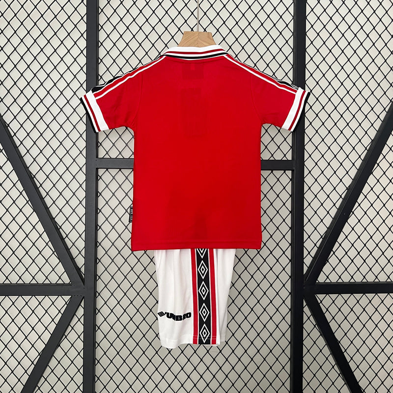 Kit infantil Manchester United Retrô Home 1999 Unissex Umbro  -  Vermelho