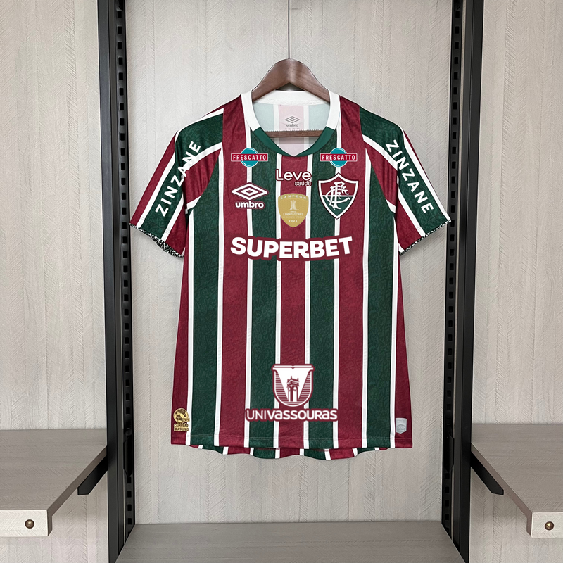 Camisa Fluminense Home 24/25 + Todos os Patrocinadores + Patch Torcedor Umbro Masculina - Listrada